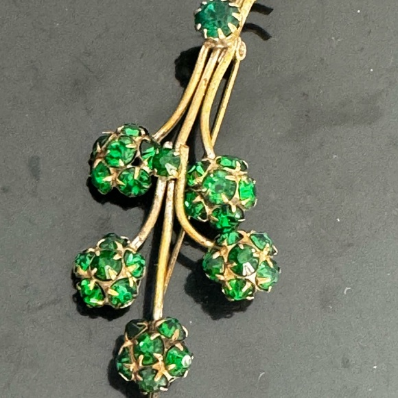 Antique pre-WWII Czech Brooch Sparkly Green Emerald Crystal Brass trombone clasp - Picture 6 of 17